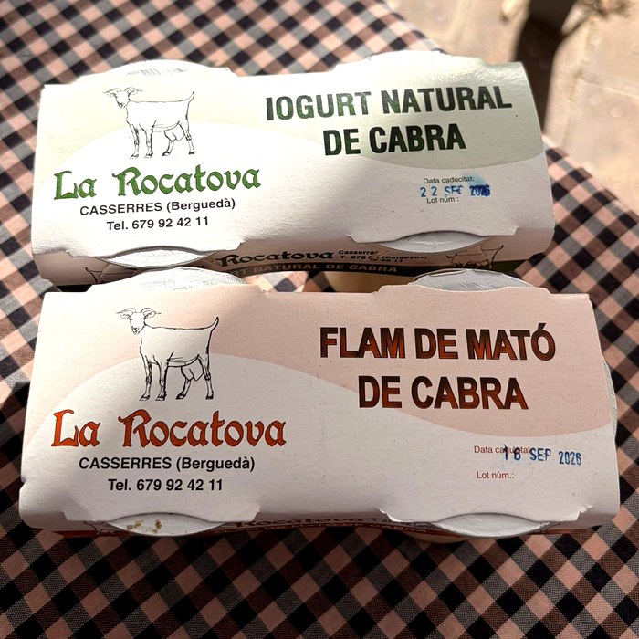 Iogurt natural i flam de mató de cabra de La Rocatova